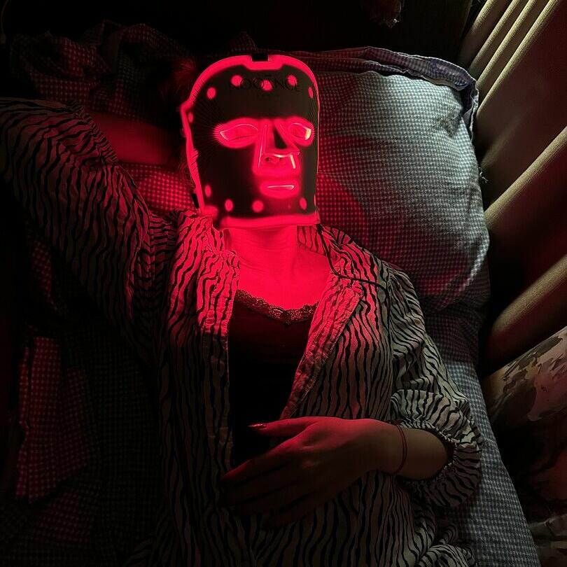 Cliente portant le masque LED Aurora Skin